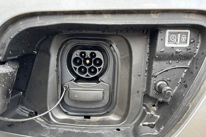 Grå Peugeot e-2008 fra 2025