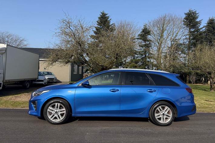 Blå Kia Ceed fra 2020