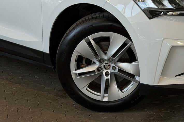 Hvid Skoda Enyaq fra 2023