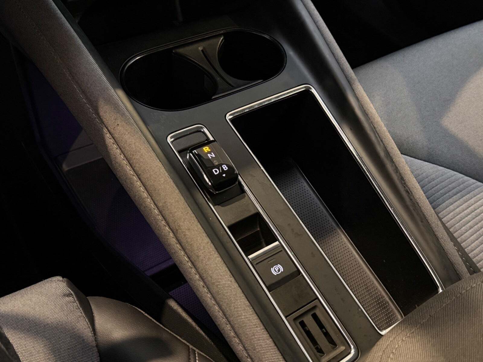 Hvid Skoda Enyaq fra 2023