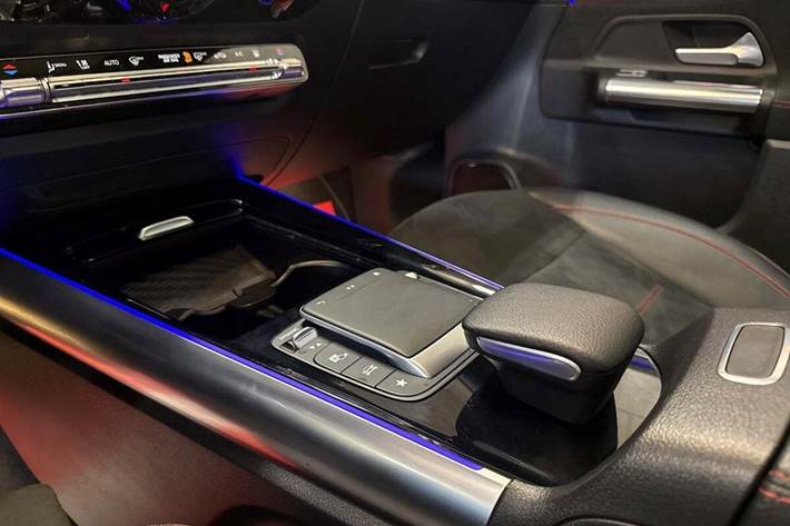 Blå Mercedes EQA250 fra 2022