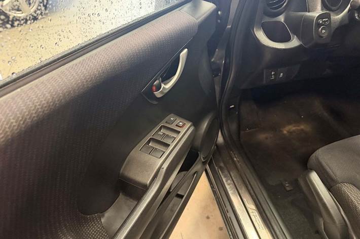 Grå Honda Jazz fra 2011