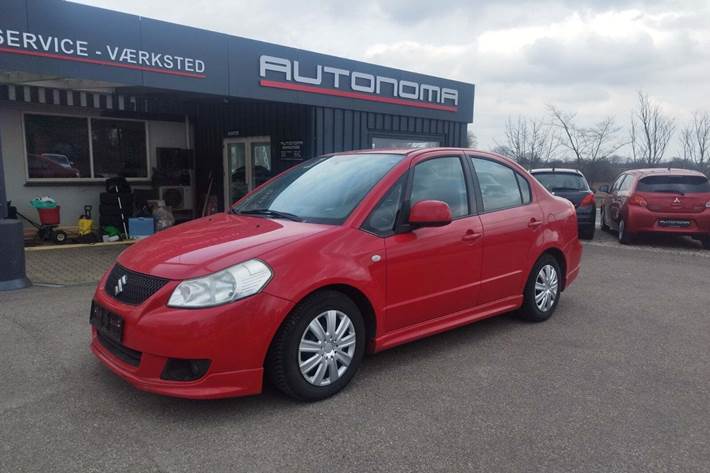 Rød Suzuki SX4 fra 2012