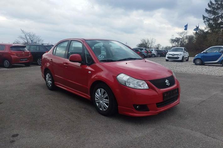 Rød Suzuki SX4 fra 2012