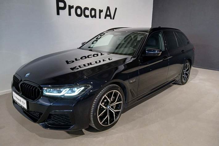 Blå BMW 530e fra 2022