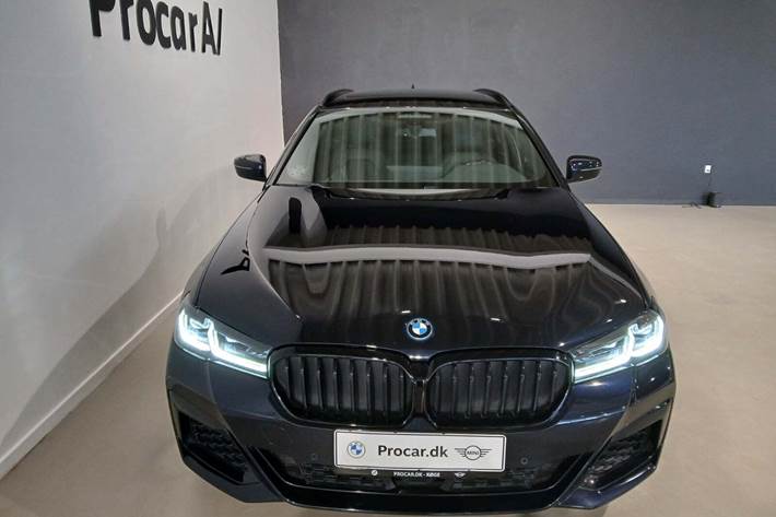 Blå BMW 530e fra 2022
