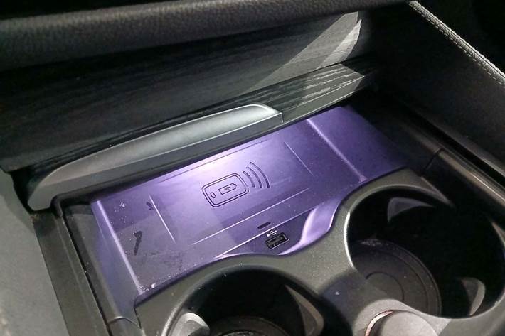 Blå BMW 530e fra 2022