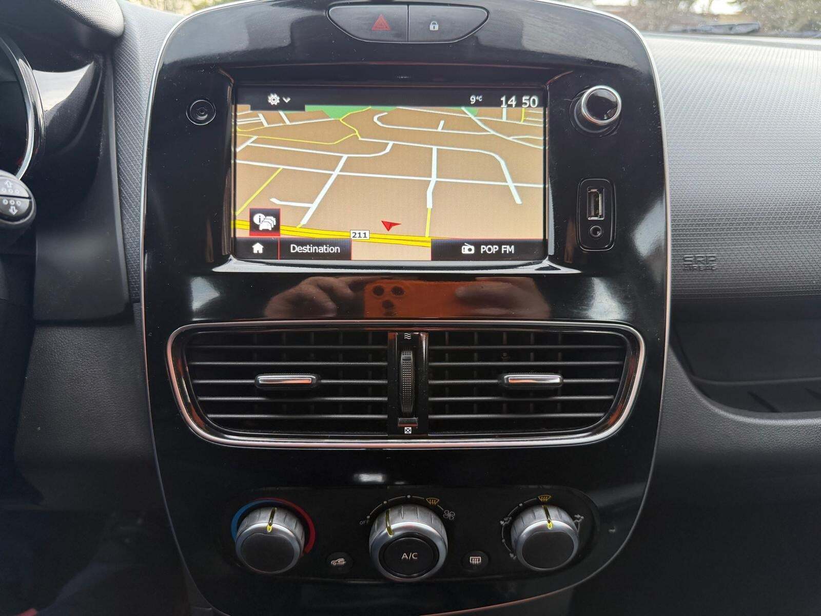 Grå Renault Clio IV fra 2019