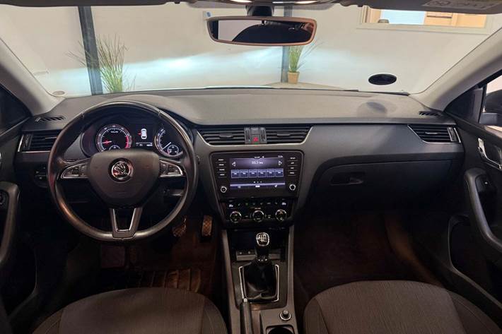 Sort Skoda Octavia fra 2018