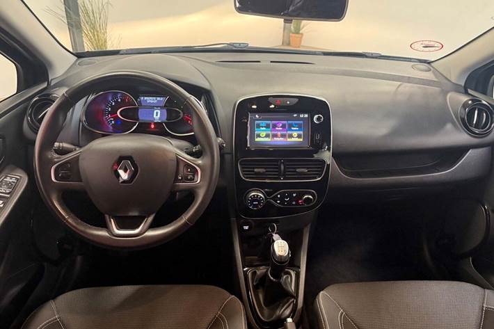 Blå Renault Clio IV fra 2018