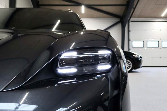 Grå Porsche Taycan fra 2023