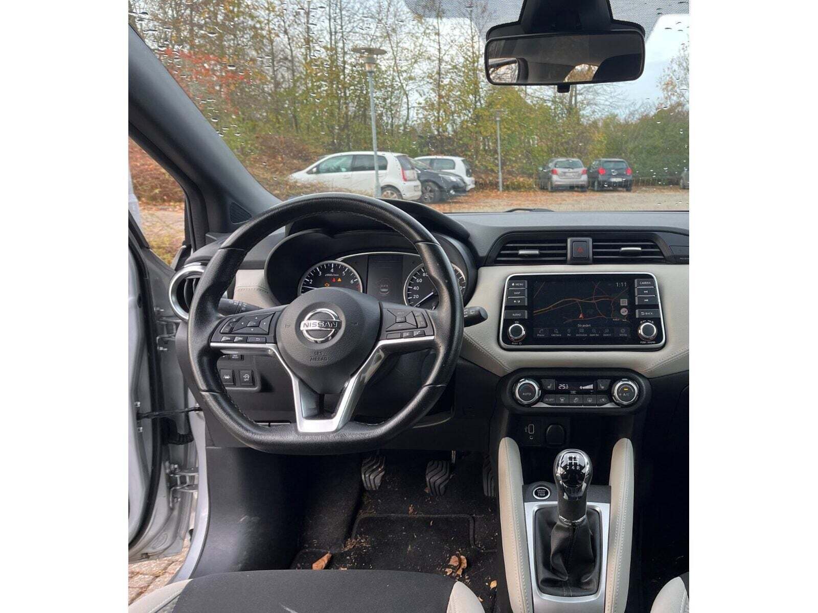 Sølv Nissan Micra fra 2021