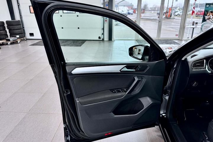 Gul VW Tiguan fra 2018