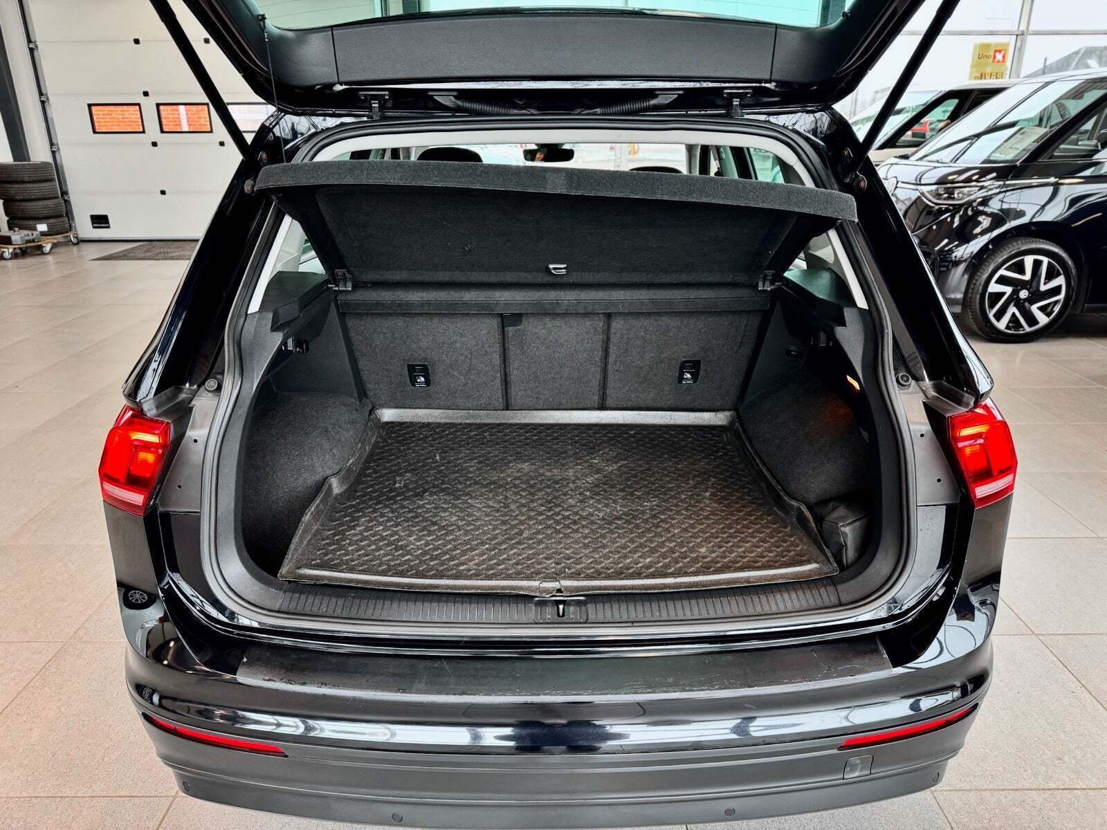 Gul VW Tiguan fra 2018