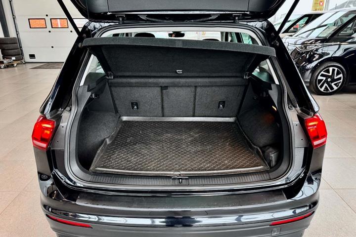 Gul VW Tiguan fra 2018