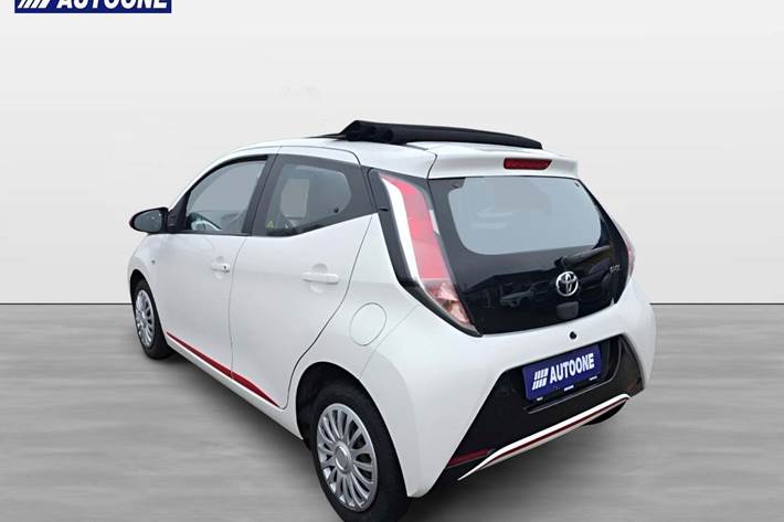 Hvid Toyota Aygo fra 2015