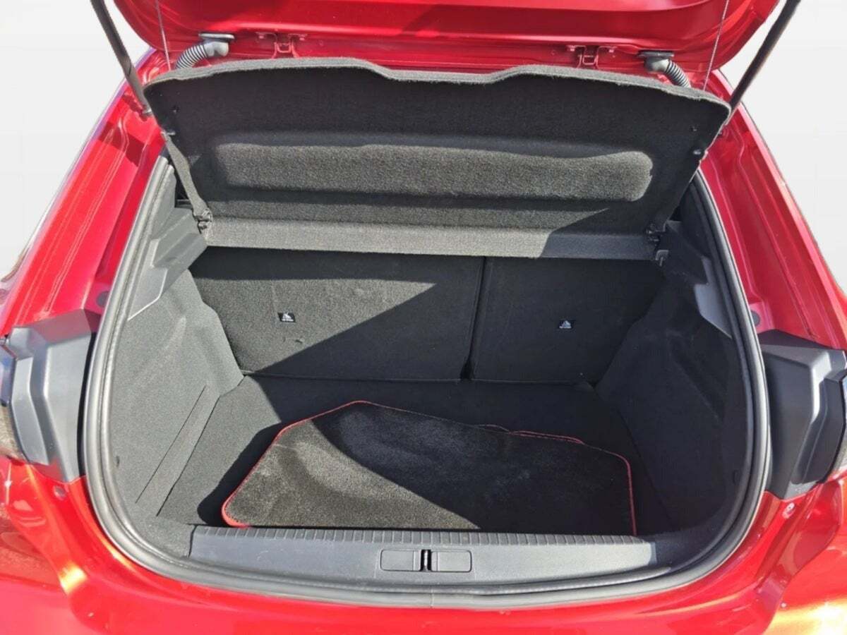 Rød Peugeot 208 fra 2020