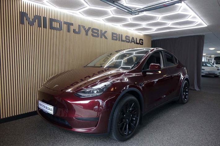 Rød Tesla Model Y fra 2024