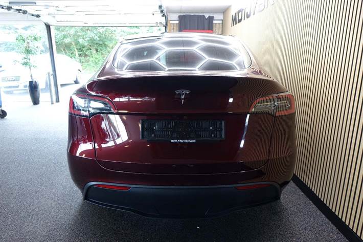 Rød Tesla Model Y fra 2024