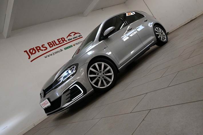 Grå VW Golf VII fra 2018