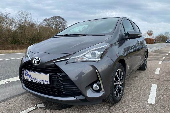 Grå Toyota Yaris fra 2020
