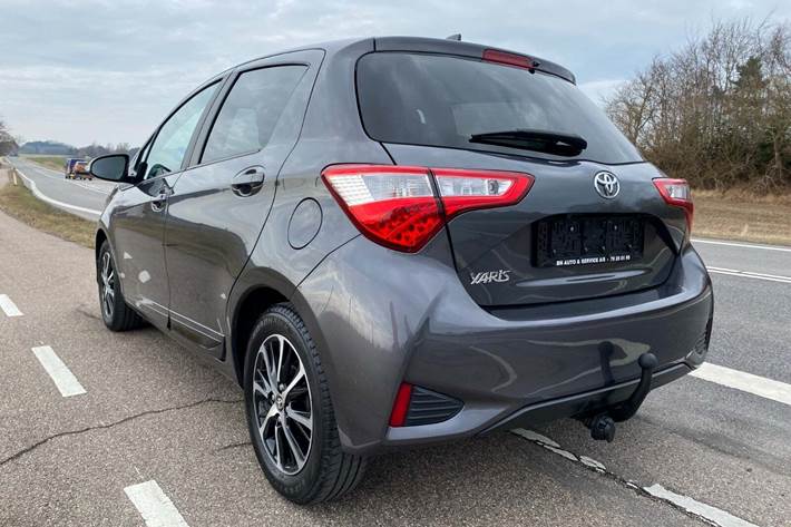 Grå Toyota Yaris fra 2020