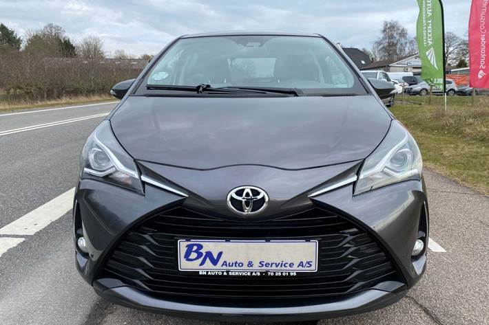 Grå Toyota Yaris fra 2020