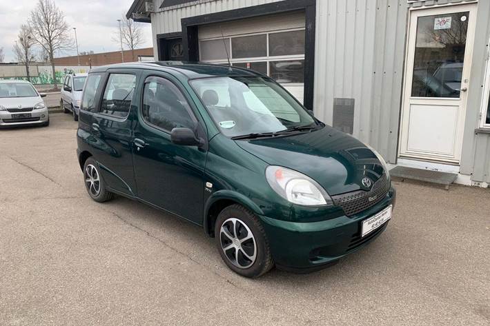 Grøn Toyota Yaris Verso fra 2002