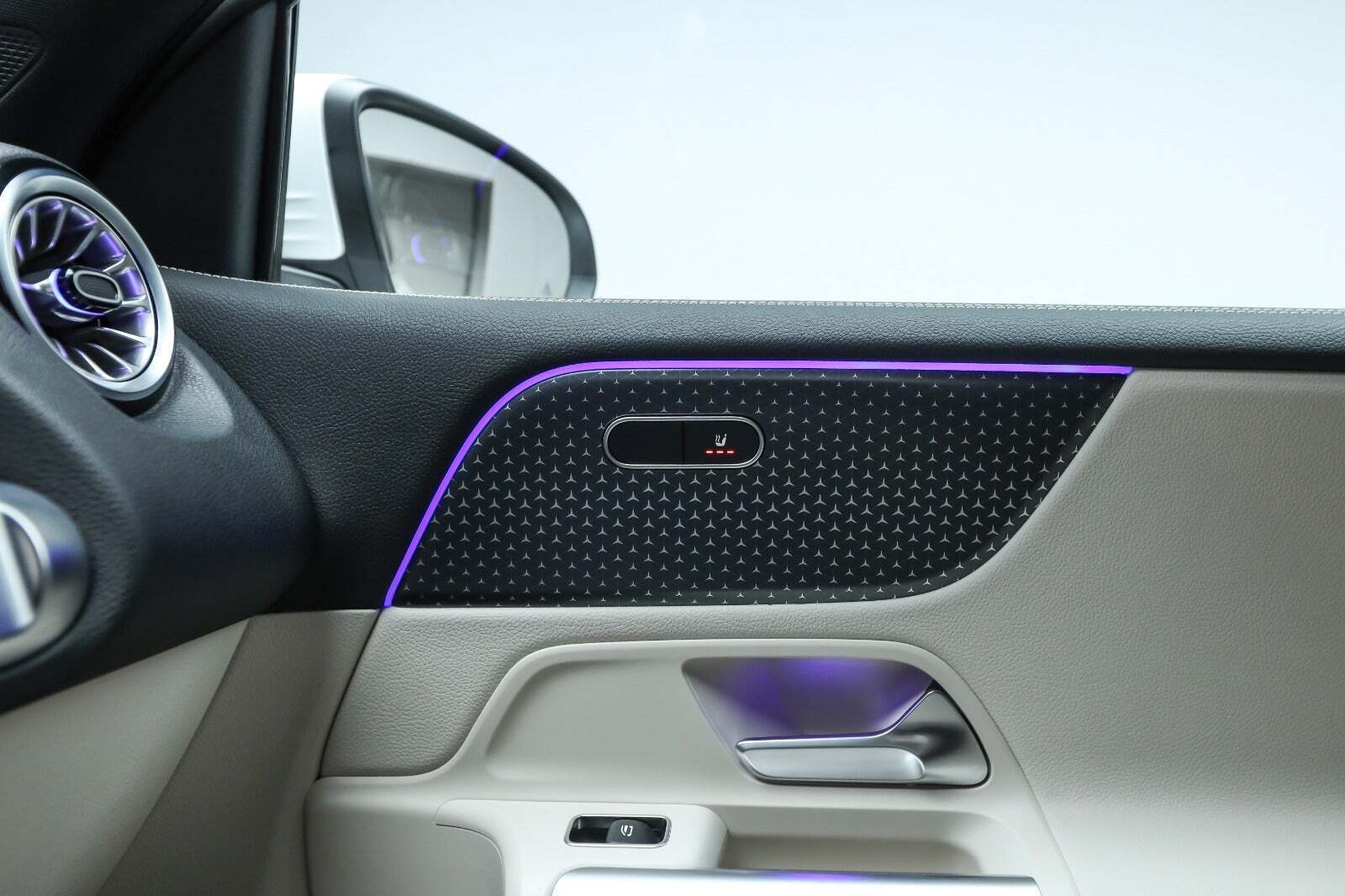 Hvid Mercedes EQB350 fra 2025