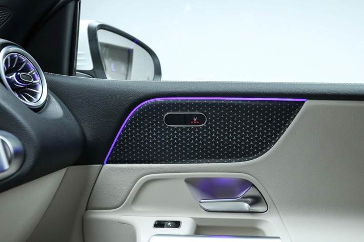 Hvid Mercedes EQB350 fra 2025