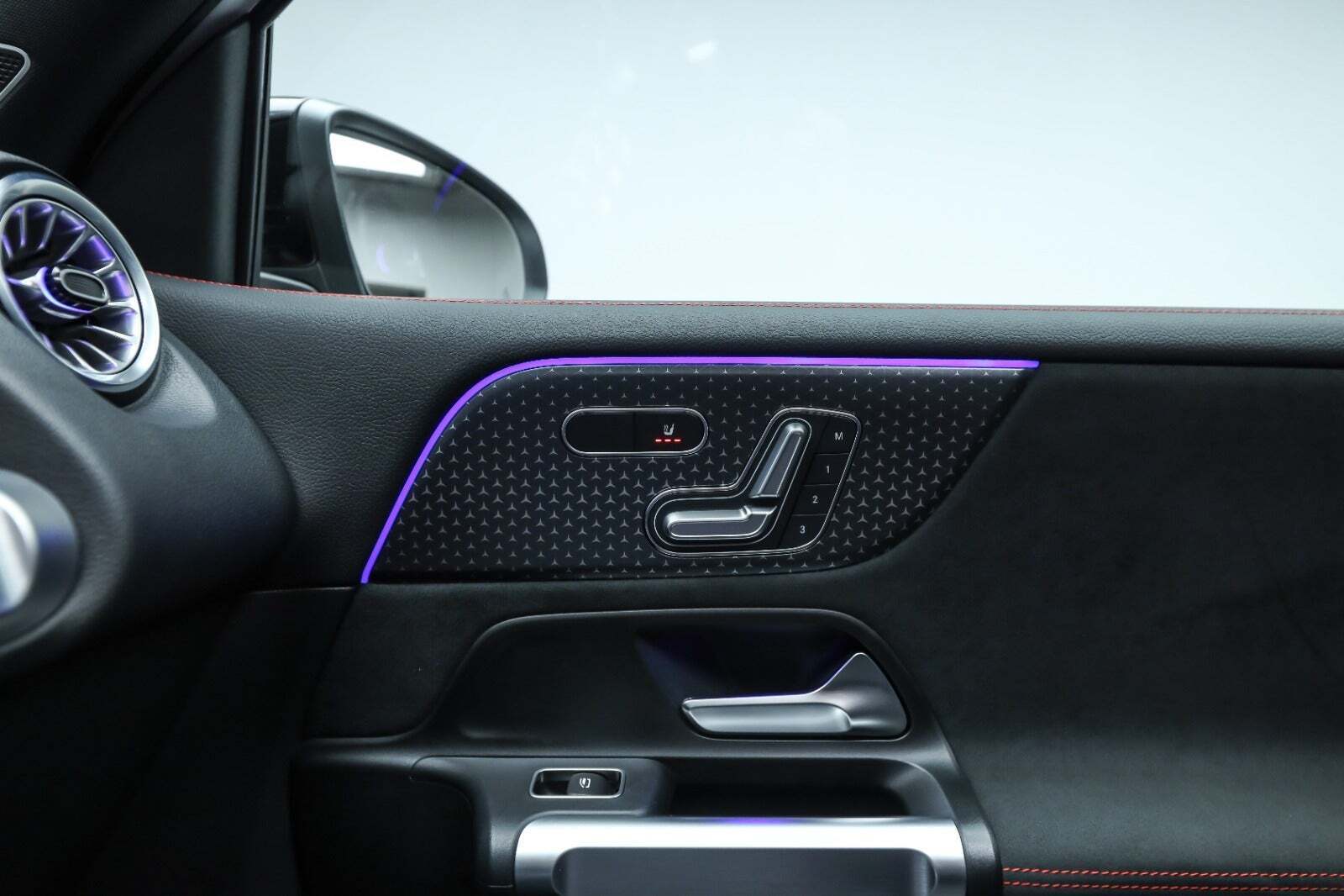 Hvid Mercedes EQB250+ fra 2025