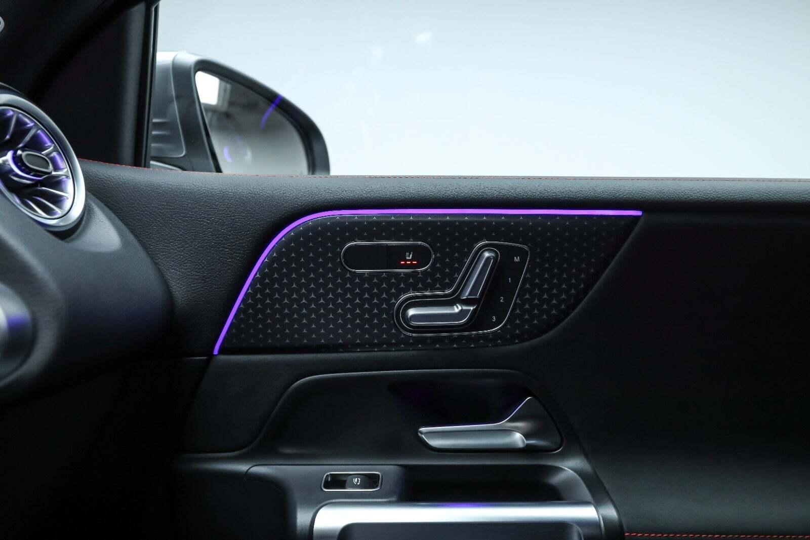 Grå Mercedes EQB250+ fra 2025