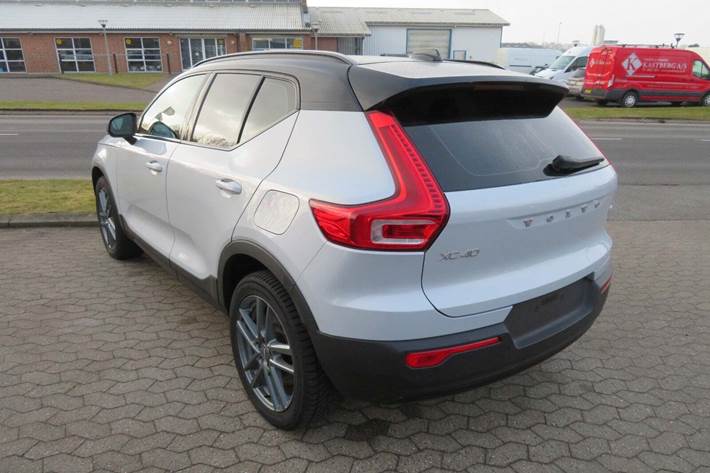 Sølv Volvo XC40 fra 2024