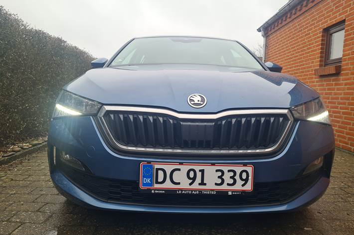 Blå Skoda Scala fra 2021