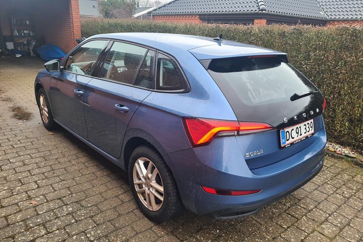 Blå Skoda Scala fra 2021