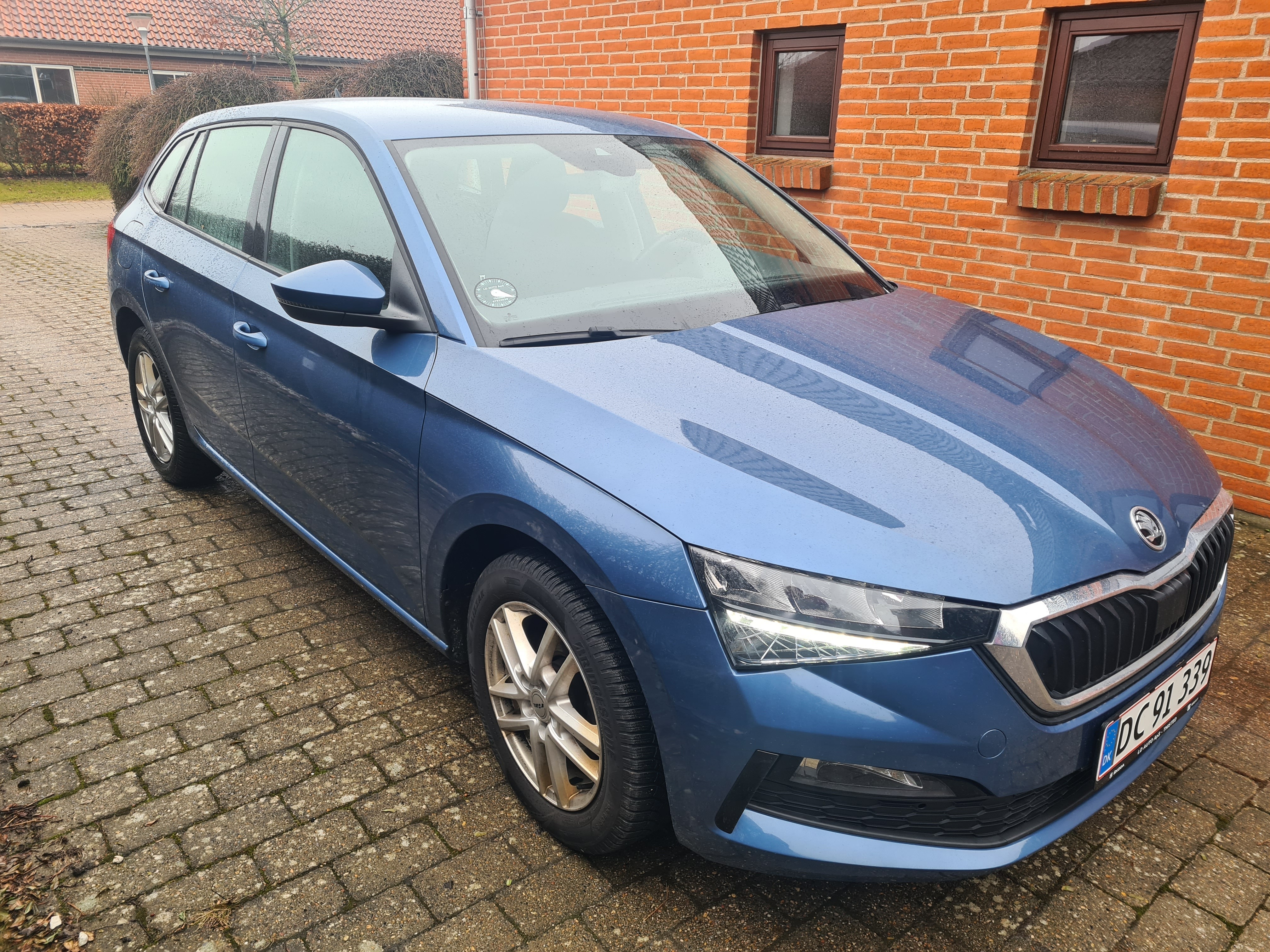 Blå Skoda Scala fra 2021