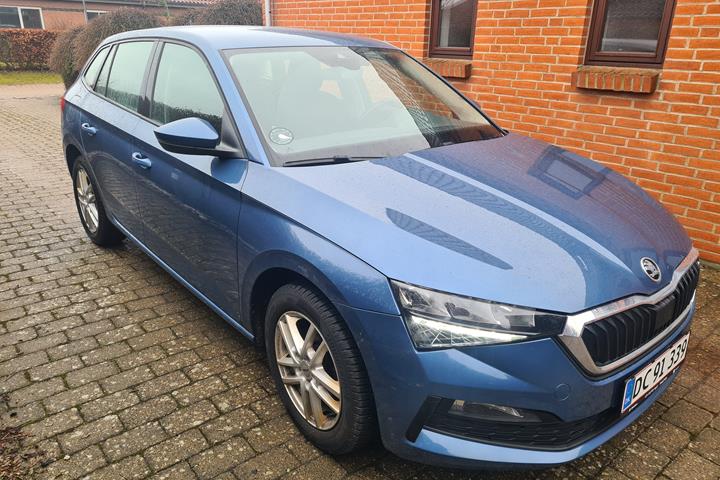Blå Skoda Scala fra 2021