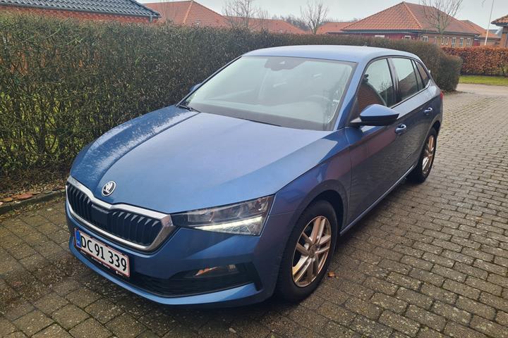 Blå Skoda Scala fra 2021