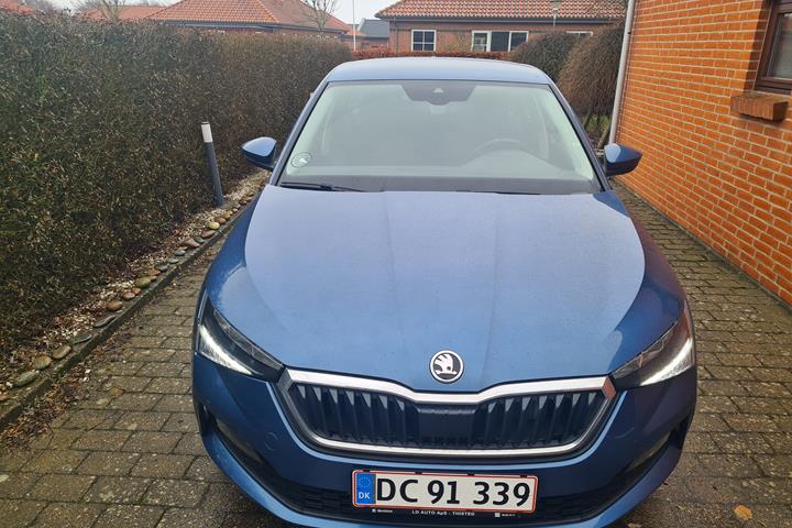 Blå Skoda Scala fra 2021