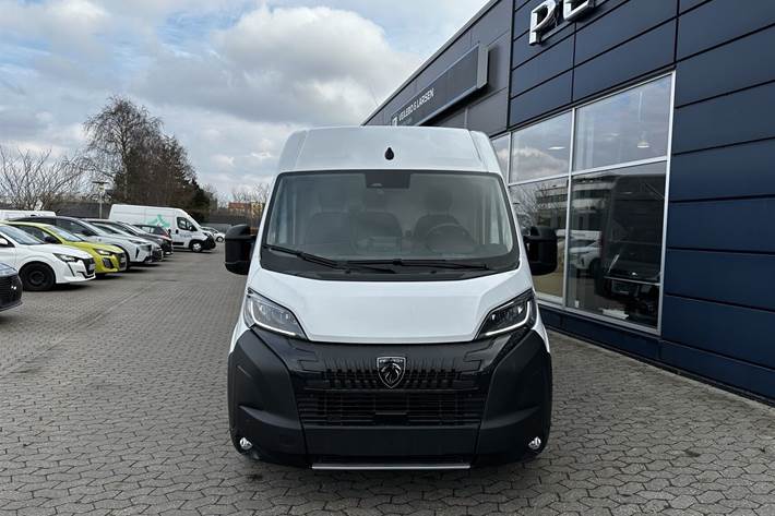 Hvid Peugeot Boxer fra 2025