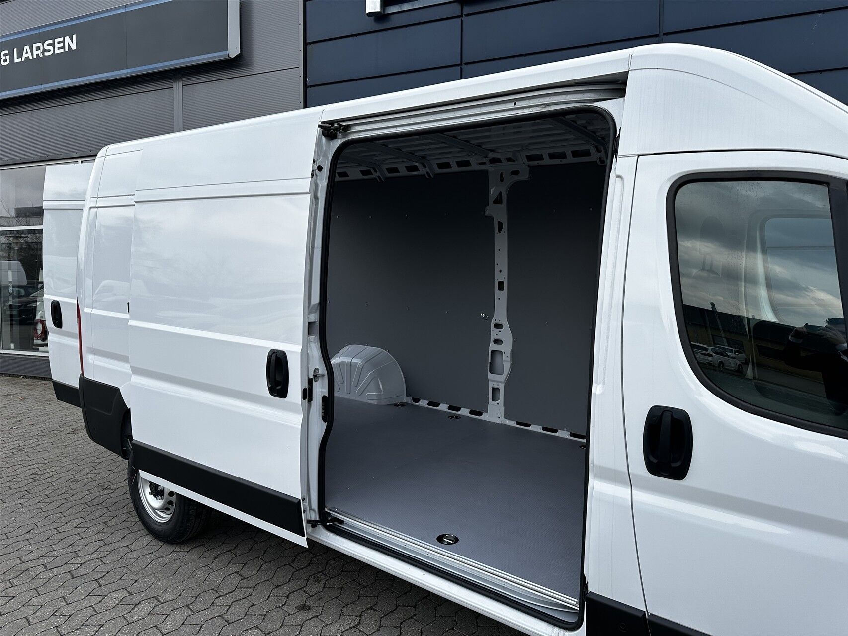 Hvid Peugeot Boxer fra 2025