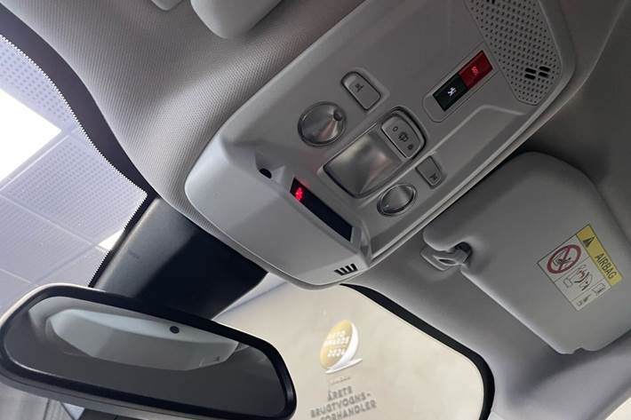 Blå Peugeot 2008 fra 2020