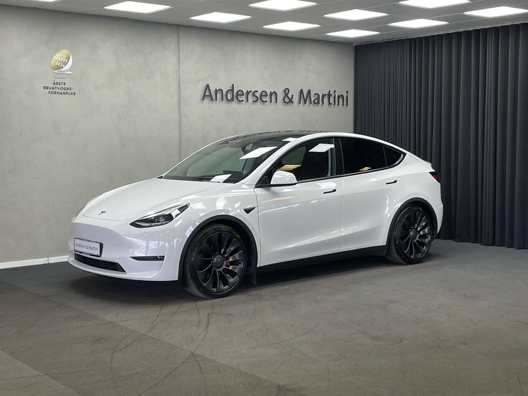 Hvid Tesla Model Y fra 2023