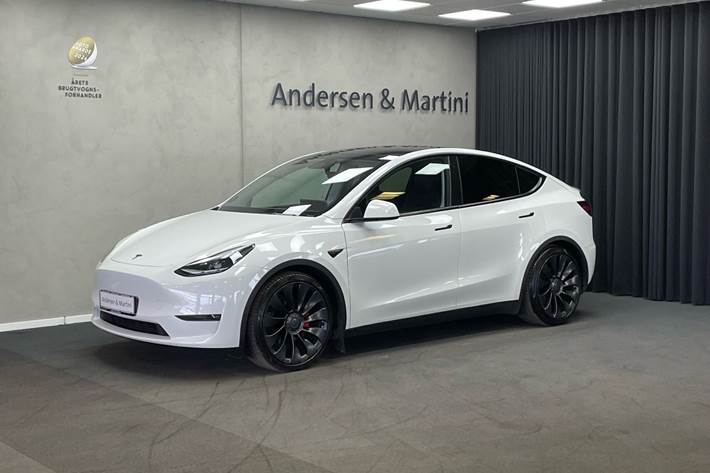Hvid Tesla Model Y fra 2023