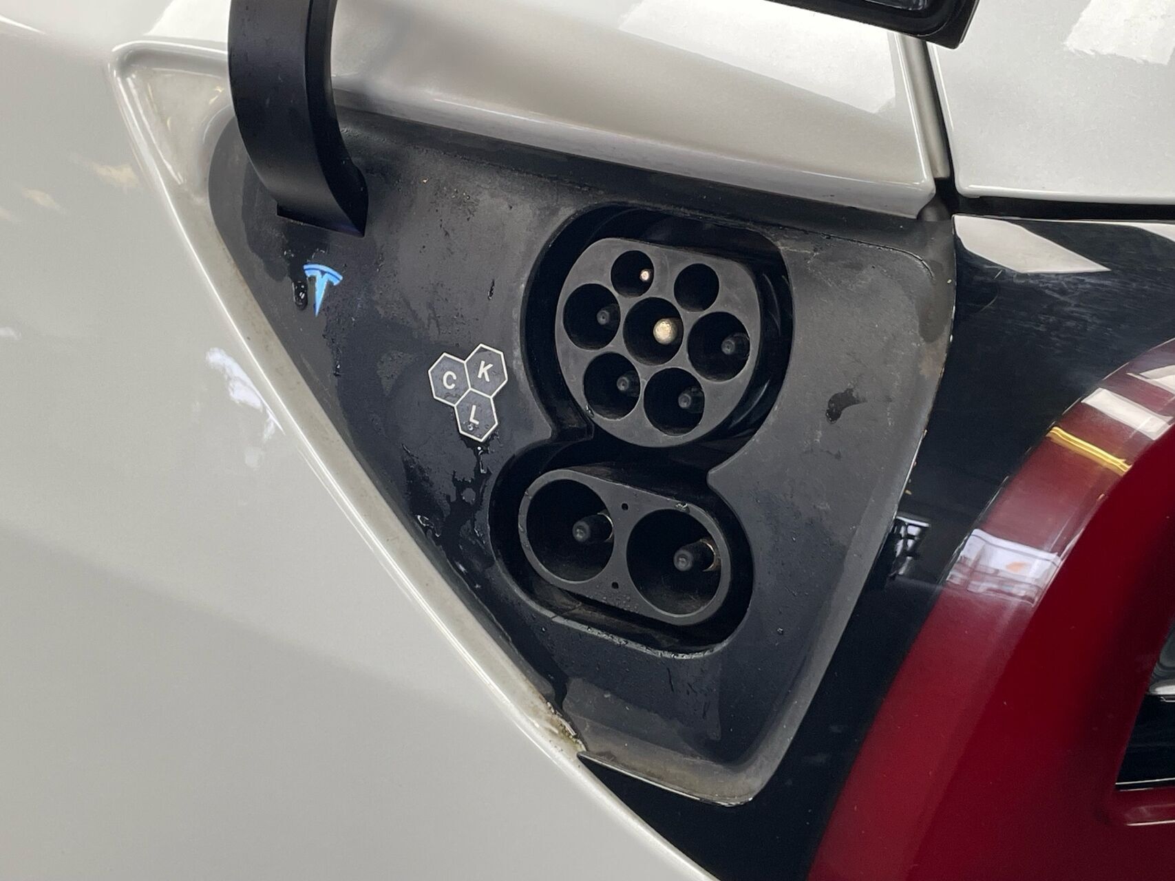 Hvid Tesla Model Y fra 2023