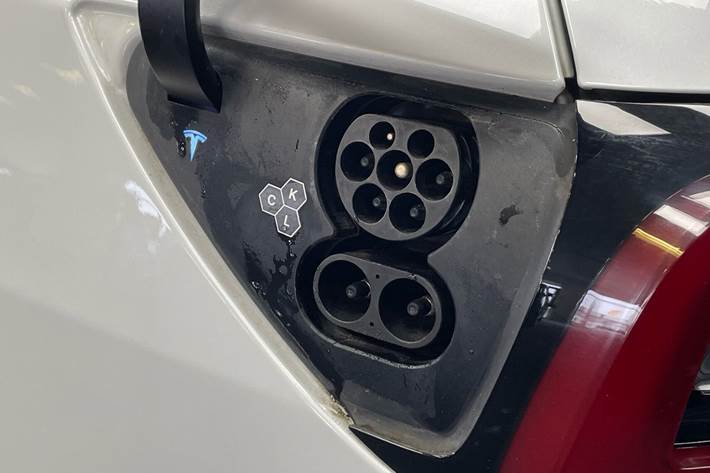 Hvid Tesla Model Y fra 2023