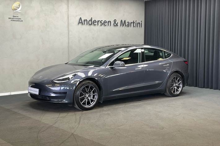 Grå Tesla Model 3 fra 2020