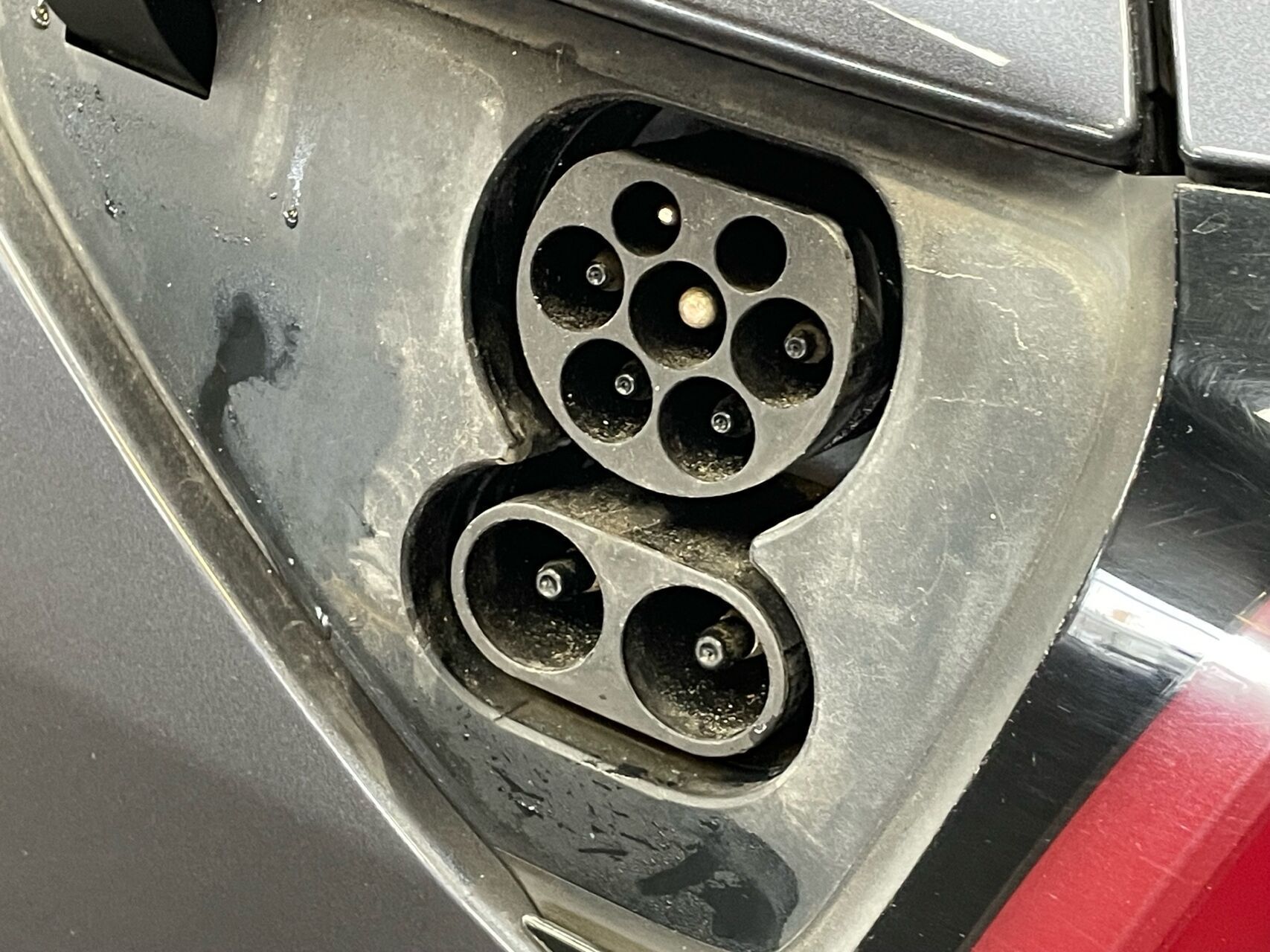 Grå Tesla Model 3 fra 2020