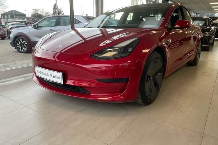 Rød Tesla Model 3 fra 2021