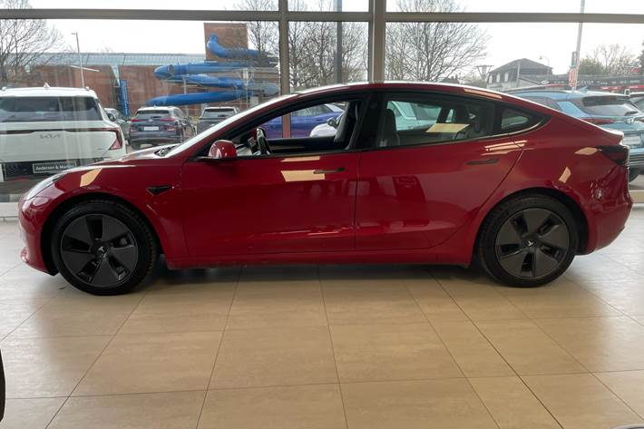 Rød Tesla Model 3 fra 2021